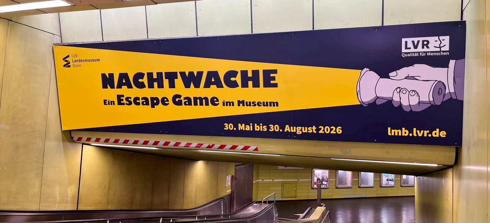Großformatiges Nachtwache-Banner über den Rollsteigen im LVR-LandesMuseum Bonn