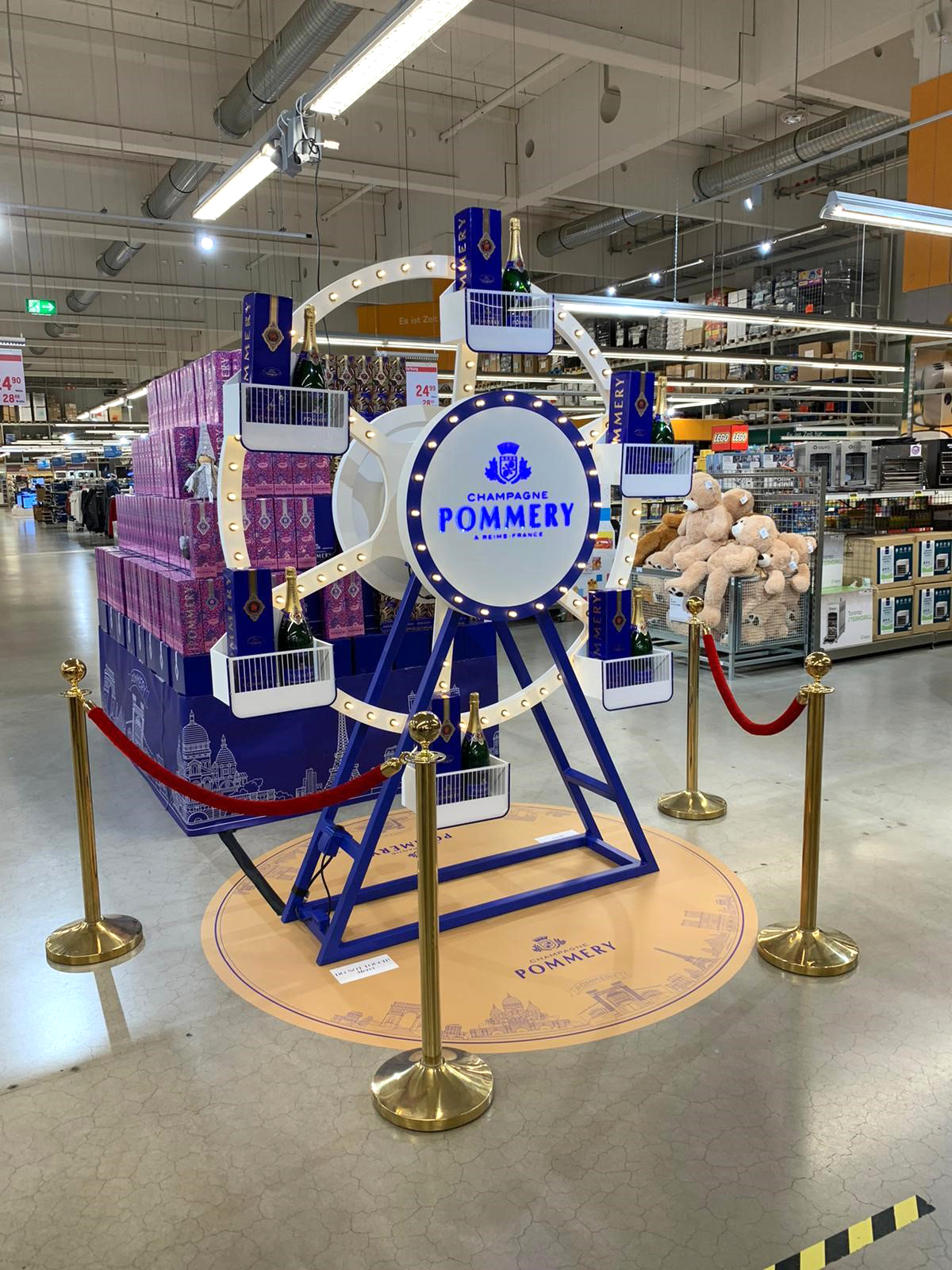 Pommery-Werbedisplay als beleuchtetes Miniatur-Riesenrad in einer Verkaufshalle