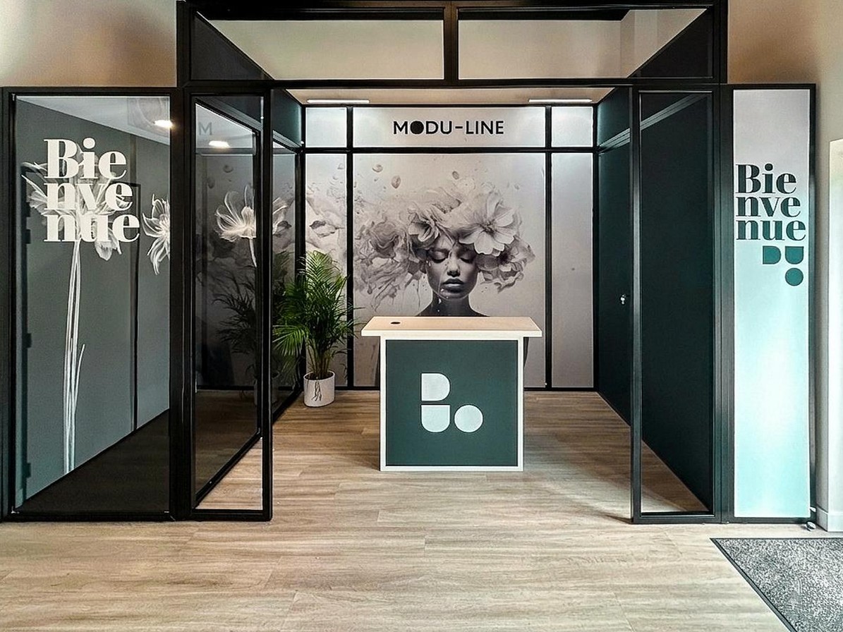 DUO MODU-LINE mit dunklen Profilen und floralen Bildmotiven